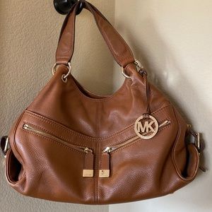 Michael Kors  large shoulder bag in Camel color.